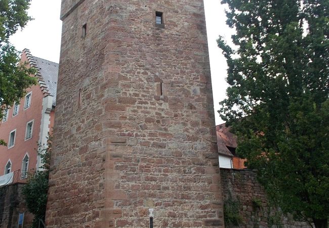 旧市街地の西側にある町を守る塔です。