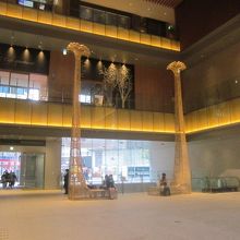 金鯱モニュメントを配した中央の吹き抜け部分の様子