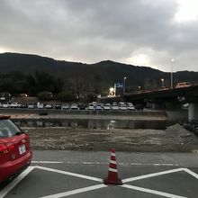 朝7時で、川の向こう側も埋まりはじめてます