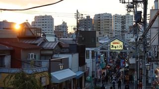 マンションの間に沈む夕やけ