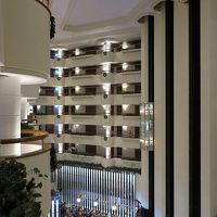 吹き抜けの館内は印象的です