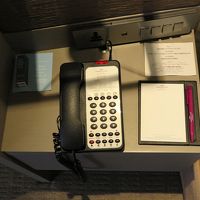 サイドテーブルにはスリープアドバンテージのピロースプレー