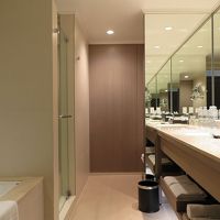 フル装備のバスルームです