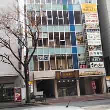 ビルの地下一階