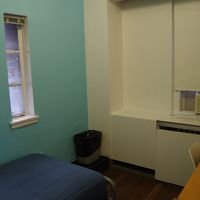 ベッドがあるだけの客室。しかもスプリングが柔らかすぎ