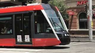 赤い路面トラムです