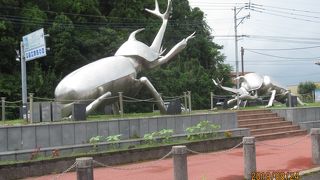 カブトムシのオブジェが目印