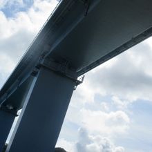 橋の下にあるビーチ