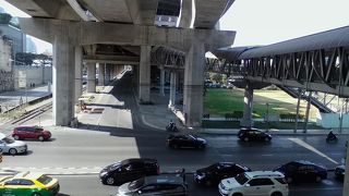 空港へはパヤタイ駅より10B安い