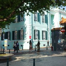 目の前にはこんなカラフルな建物があるのがタイパ島ですね＾＾