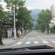 甲府駅北口から武田神社までまっすぐに延びる道