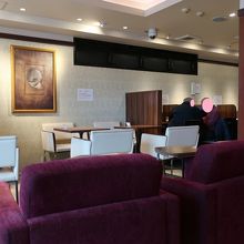 席間隔は狭いです