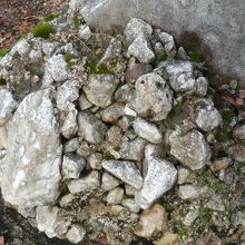 永い時間を経て、小さな礫岩が、大きく硬い巌に成長する過程です