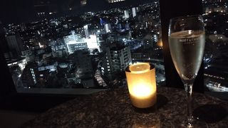 ピアノの生演奏と薄暗い明かり、夜景でムードある店内