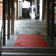 参集殿の通路を北に進むと、正面に、正松神社の標石柱、解説板が