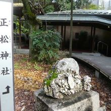 乃木神社の拝殿から進む経路もあります。鳥居前で合流する経路