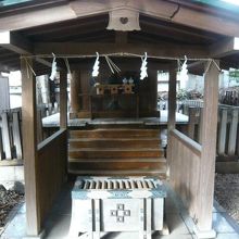 乃木神社の東側にある正松神社の社です。北を背に南面しています
