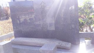 石でできた箏があります