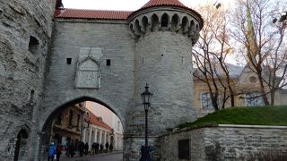 最初にこの門をくぐった時に、中世の世界に入るのだとワクワクした感じを覚えています。