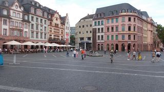 旧市街地の南東のエリアにあります。