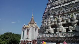 仏塔を“支えてる…”