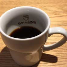 ブレンドコーヒー。飲み進むと、カップ内側に ロゴが現れる。