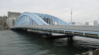 何処から見てもアーチ形の雄大豪壮な素晴らしい橋では と思います