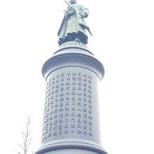 台座自体も大きく、全体で12メートルもある