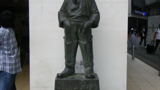 船員の真似をした少年像