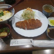 ランチの様子（玉子丼はカツ丼にしてもらうことも可能です）