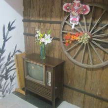 店舗は２Fにありますが、階段脇も昭和テイストが満載！