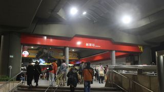 士林夜市最寄りの駅です