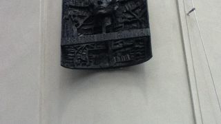 聖ミクラーシュ教会の裏手にある