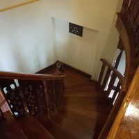 螺旋階段。ウッディな内装です