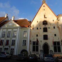 どの建物を見ても三人兄弟に見えてきます