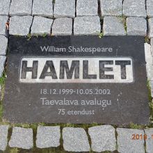 過去の演目が表通りに刻印されています