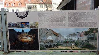 タリン市立劇場を訪れた際は、正面だけでなく裏道から見ることをお勧めします。