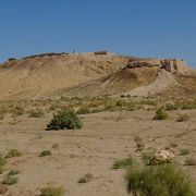 高さ100mと40mの岩山の上にあるアヤズ・カラの遺跡は圧巻。