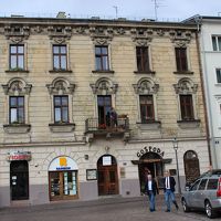 中央のドア。インターホンも呼び鈴もないのだけれど。