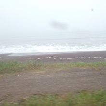 車窓の太平洋は波が荒く、霧がかかっていました