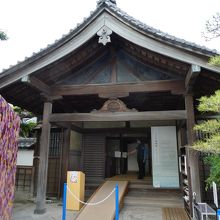 入口は小さいですが、奥が広いです。