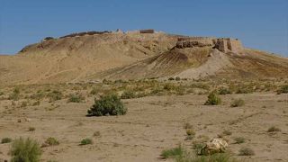 高さ100mと40mの岩山の上にあるアヤズ・カラの遺跡は圧巻。