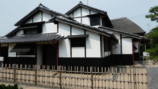 一部茅葺きなのが面白い。