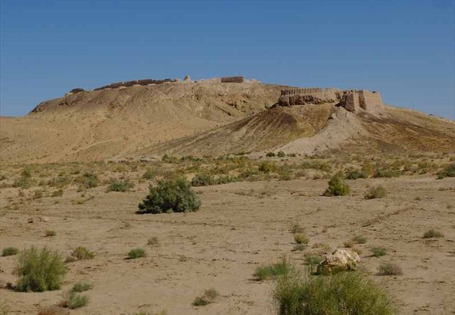 高さ100mと40mの岩山の上にあるアヤズ・カラの遺跡は圧巻。