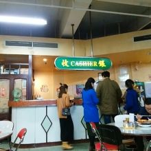 レジで会計します。ここでパイナップルパンをテイクアウトしてい