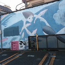 コンビニ隣の駐車場の壁がペンキ絵？