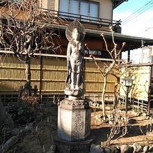 観音さま素敵　お賽銭用意不足でお酒供えました。