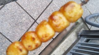 鍛冶屋橋にて焼きだんごを