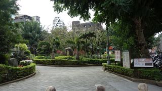 緑が多い住宅街の公園