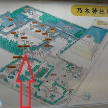 赤坂王子稲荷神社は、乃木神社の入口の参道の西側に在ります。